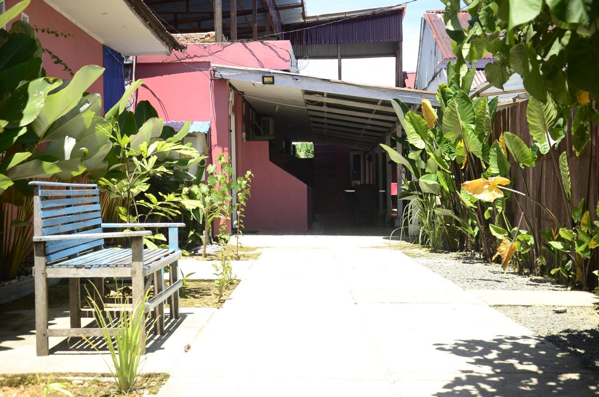 Baronda Guest House Sorong Exterior photo